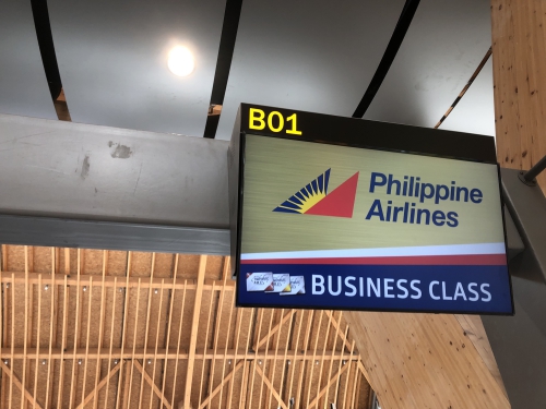 フィリピン航空のチェックインカウンター